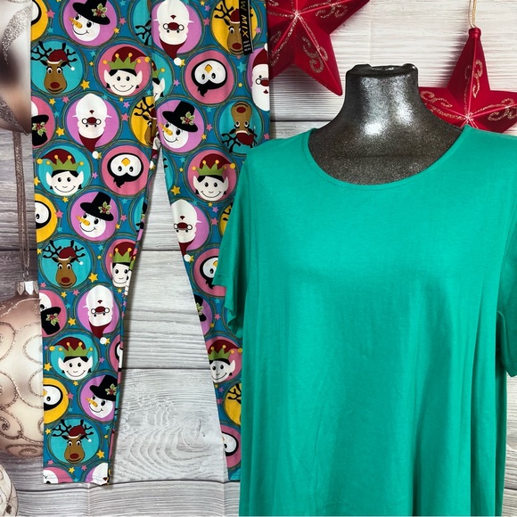Roaman’s 1X (22/24) Keyhole top with plus size Christmas leggings - Picture 3 of 12
